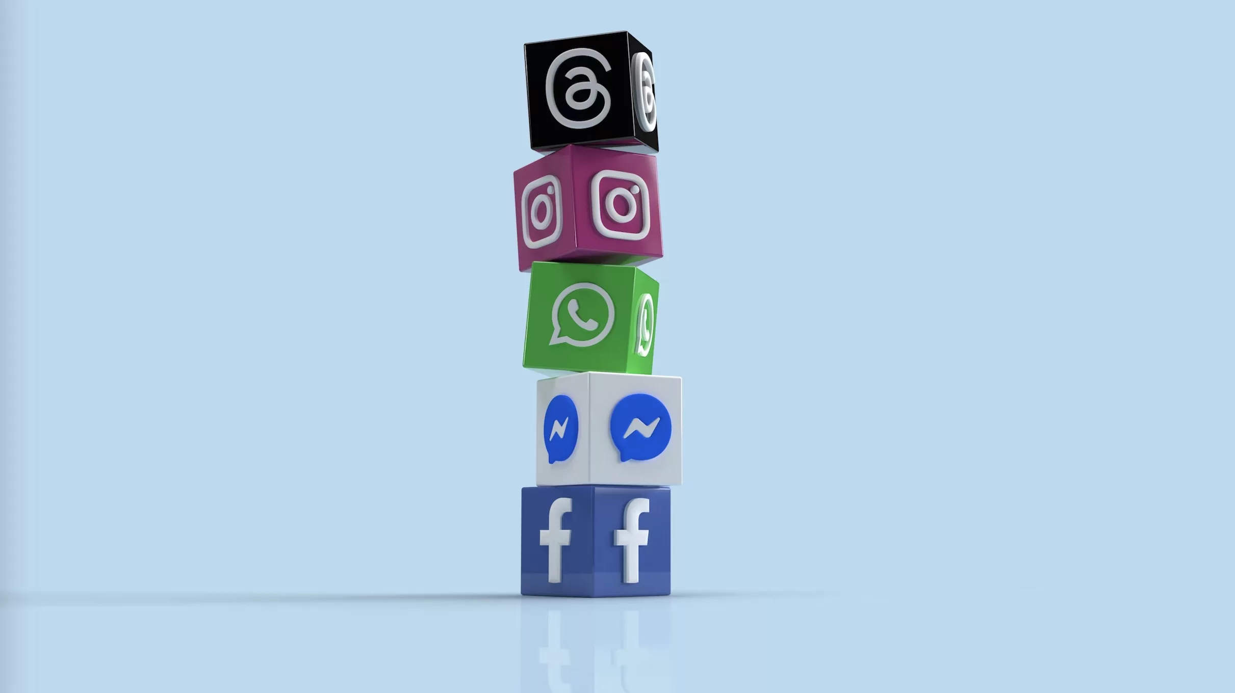 Pile de cubes avec les logos de certains réseaux sociaux.
